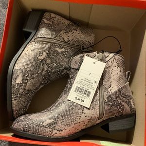 Cat and Jack girls boots NWT